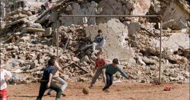 bambini palestinesi giocano a calcio