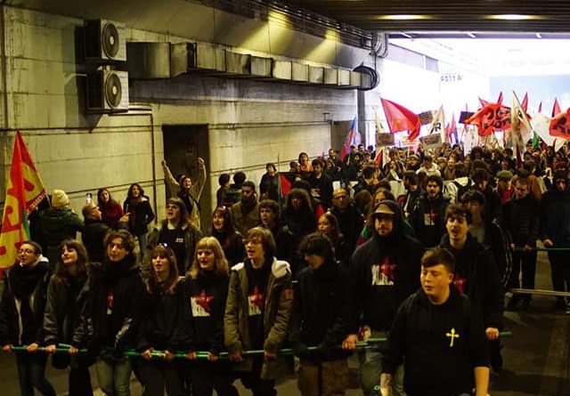 Studenti denunciati a Bari per uno striscione contro i legami tra università e guerra